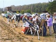 Die Fernrohrparade am Feldrand formiert sich