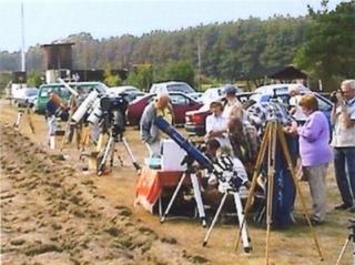 Die Fernrohrparade am Feldrand formiert sich